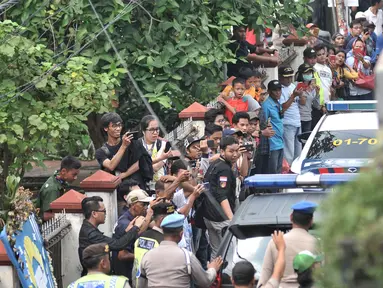 Kerumunan warga setempat menyaksikan rekonstruksi pembunuhan satu keluarga di Bojong Nangka II, Bekasi, Jawa Barat, Rabu (21/11). Rekonstruksi ini digelar oleh Tim Inafis Polda Metro Jaya dan Polres Metro Bekasi. (Merdeka.com/Iqbal S. Nugroho)