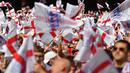 <p>Suporter Inggris memberikan dukungan saat melawan Nigeria pada laga persahabatan di Stadion Wembley, London, Sabtu (2/6/2018). Inggris menang 2-1 atas Nigeria. (AFP/Ben Stansall)</p>