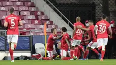 Penyerang Benfica, Darwin Nunez (ketiga kiri) berselebrasi usai mencetak gol ke gawang Barcelona pada pertandingan grup E Liga Champions di stadion Luz di Lisbon, Portugal, Kamis (30/9/2021). Nunez mencetak dua gol dan mengantar Benfica menang atas Barcelona 3-0. (AP Photo/Armando Franca )