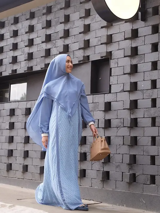 <p>Tampil dengan monochrome look, kamu bisa gunakan gamis dan hijab warna senada seperti Citra Kirana. Gaya ini akan memberi tampilan manis namun tetap simple. [Instagram/citraciki]</p>