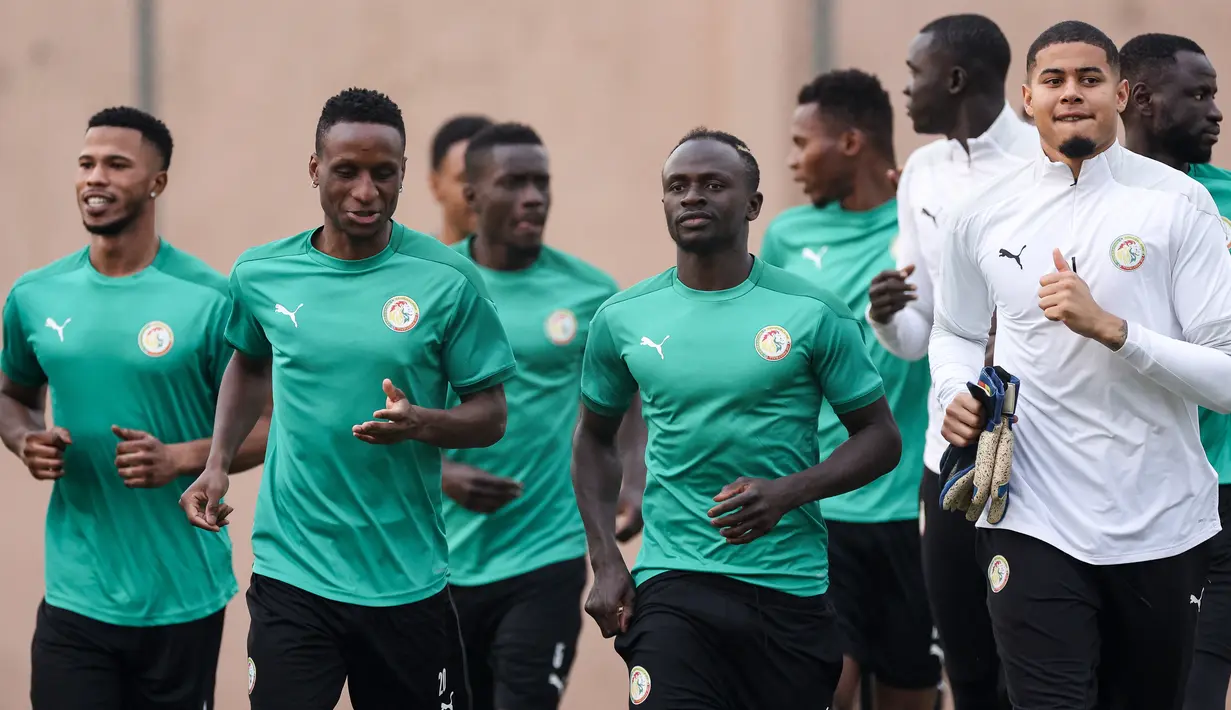 Para pemain Senegal menghadiri sesi latihan menjelang pertandingan semifinal Piala Afrika 2021 di stadion Ahmadou Ahidjo di Yaounde, Kamerun, Selasa (1/2/2022). Senegal akan menghadapi Burkina Faso di babak semifinal Piala Afrika 2021, Kamis 3 Februari 2022. (Kenzo TRIBOUILLARD/AFP)