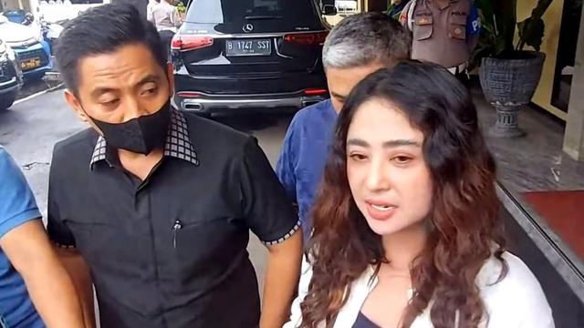 Dewi Perssik dan Sandy Arifin di Polres Depok, Jumat (25/11/2022)