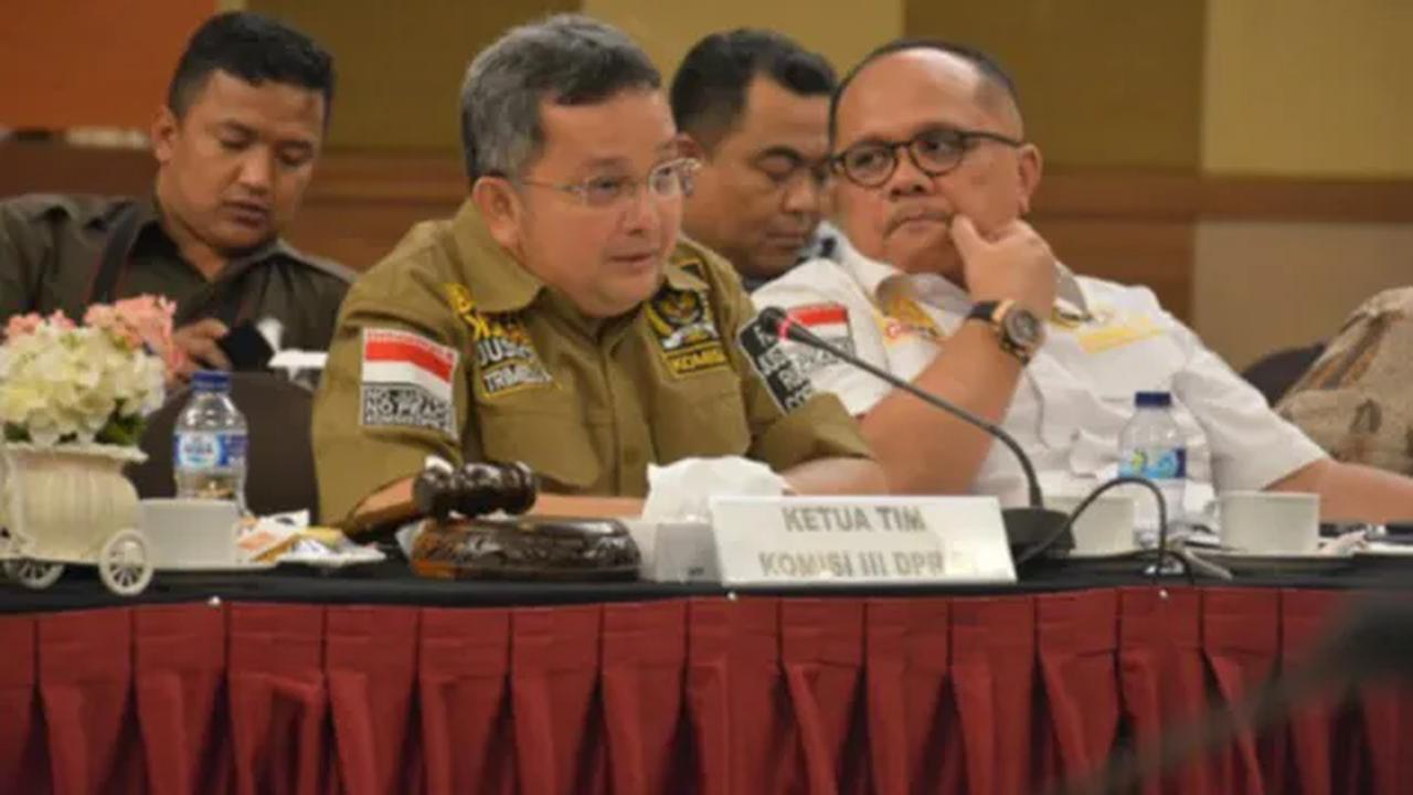 <br>Maka itu ia mengusulkan untuk digelar lagi rapat membahas pemilu dengan mengundang Kapolri.&nbsp;