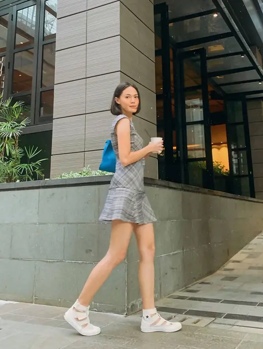 Belakangan ini ia pun baru selesaikan film terbarunya yang berjudul Arini Love Inc yang merupakan sempalan cerita dari Love For Sale. Banyak yang tak sabar menanti aksi Arini yang bikin baper lawan mainnya di film yang ditunggu-tunggu ini. (Liputan6.com/IG/delladartyan)