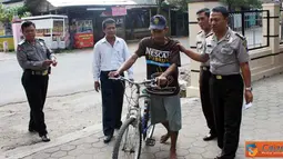 Citizen6, Kendal: Seorang pelaku pencurian telepon genggam bernama Dwi Surono (39) nyaris menjadi sasaran amukan massa setelah kepergok mencuri Handphone. Polisi menyita barang bukti berupa dua handphone, senin (30/5). (Pengirim: Ario Widiyanto) 