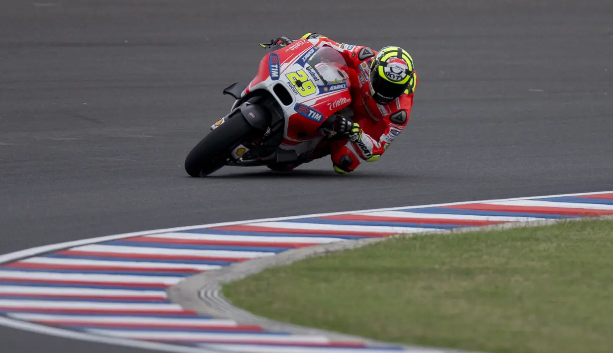 Andrea Iannone sedang latihan bebas pertama di Sirkuit Termas de Río Hondo, Jumat (17/4/2015) malam WIB. (AP Photo/Natacha Pisarenko)