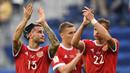Para pemain Rusia memberikan salam kepada suporter usai menang atas Selandia Baru pada Piala Konfederasi 2017 grup A di Krestovsky Stadium, Saint-Petersburg, (17/6/2017). (AFP/Kirill Kudryavtsev)