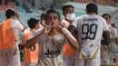 Pemain Martapura Dewa United, Gufroni Al Maruf melakukan selebrasi usai mencetak gol ke gawang PSIM Yogyakarta dalam laga perebutan tempat ketiga Liga 2 2021 di Stadion Pakansari, Bogor, Kamis (30/12/2021). (Bola.com/Bagaskara Lazuardi)