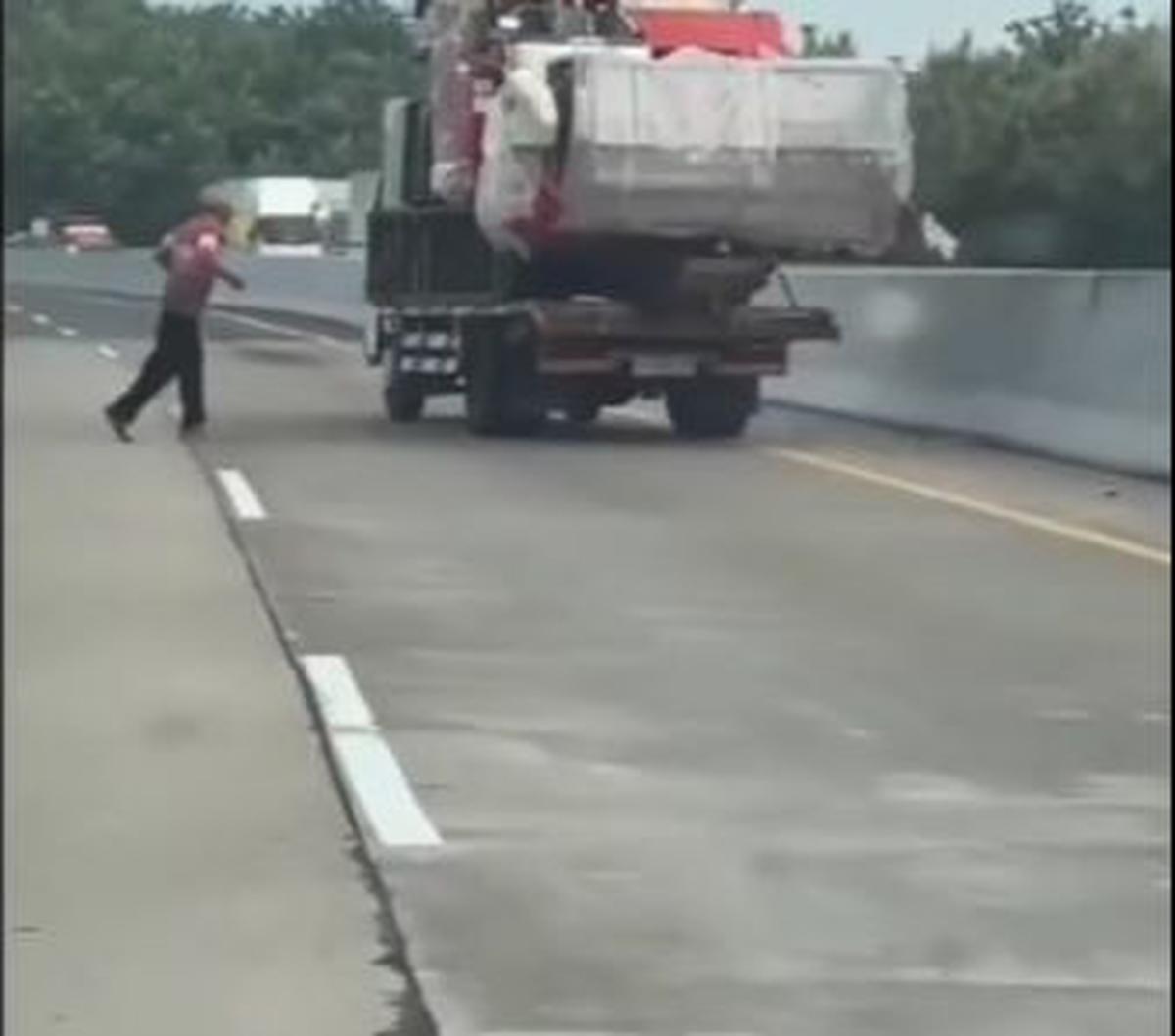 "Tadi sudah dimintai keterangan. Karena siapapun itu yang lewat tol hanya boleh berhenti di rest area. Karenanya setiap ada mobil atau sejenisnya berhenti di bahu tol pasti langsung dihalau petugas," ujarnya.