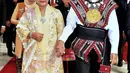 <p>Ibu Negara, Iriana Joko Widodo tampil mengenakan kebaya kuning berbordir serasi dengan selendang dan kain bawahannya. Sambil membawa tas hitamnya. [@jokowi]</p>