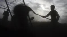 Buruh Afghanistan bekerja di pasar arang di pinggiran Kabul, Afghanistan (18/12/2019). Di musim dingin, harga kayu dan arang naik di antara semua kebutuhan lain untuk warga Afghanistan. (AP Photo / Rahmat Gul)