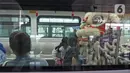 Atraksi Barongsai berkeliling untuk menghibur penumpang di Stasiun LRT Velodrome (25/1/2020). Pertunjukan tersebut dalam rangka perayaan tahun baru Imlek yang ke-2571. (Liputan6.com/Herman Zakharia)