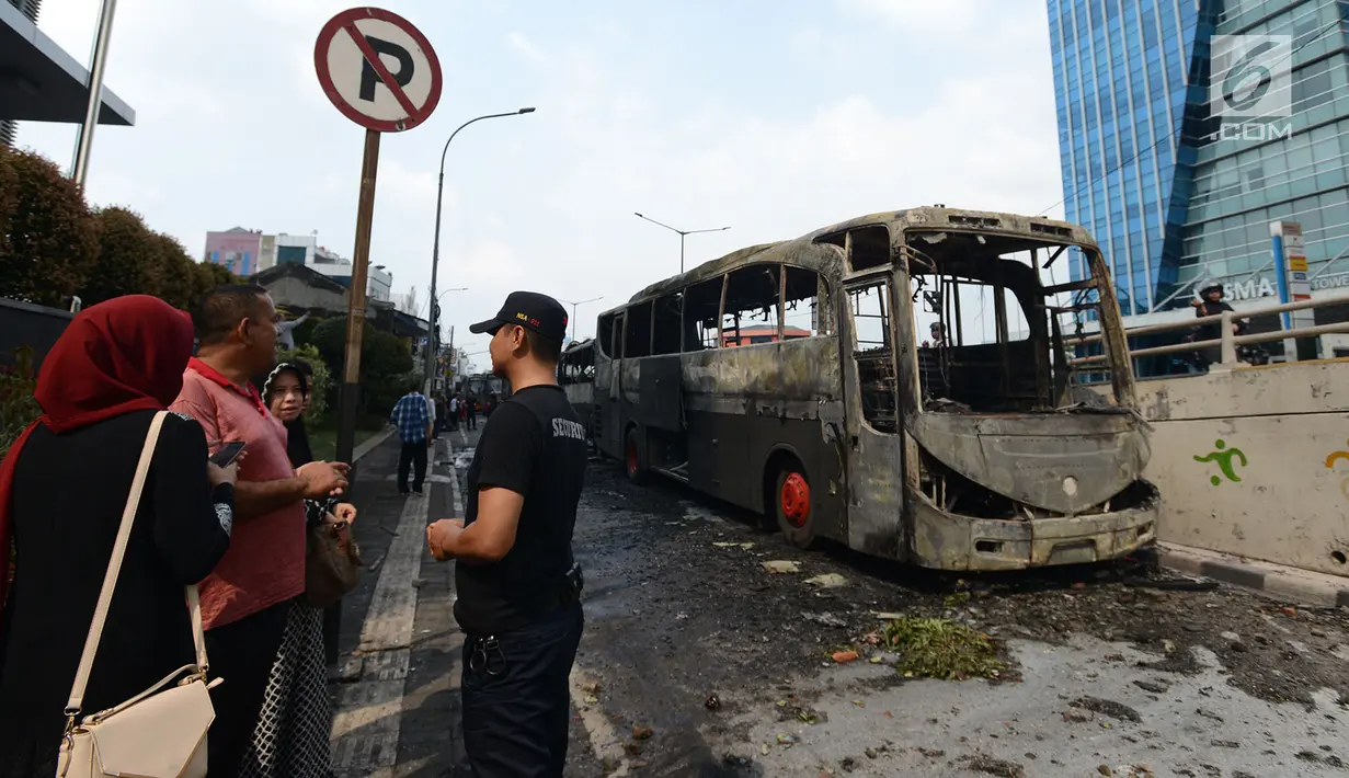 Bangkai kendaraan operasional polisi usai bentrok massa di Kawasan Slipi, Jakarta, Rabu (22/5/2019). Kendaraan tersebut dibakar oleh massa pendemo yang menolak hasil keputusan Komisi Pemilihan Umum (KPU) pada Pilpres 2019. (merdeka.com/Imam Buhori)