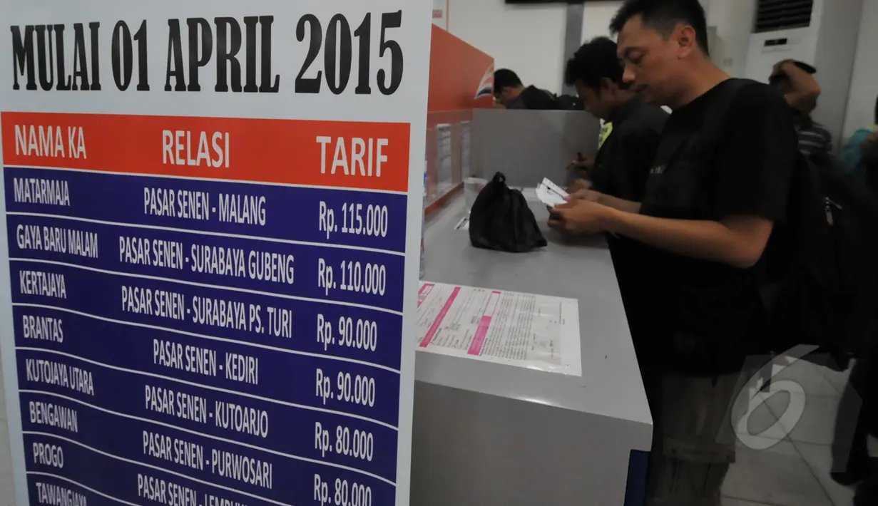 Pengumuman kenaikan harga tiket terpampang di Stasiun Pasar Senen, Jakarta, Jumat (13/3/2015). PT KAI akan menaikkan harga tiket per 1 April 2015, kenaikan dipengaruhi oleh fluktuasi harga BBM. (Liputan6.com/Johan Tallo)