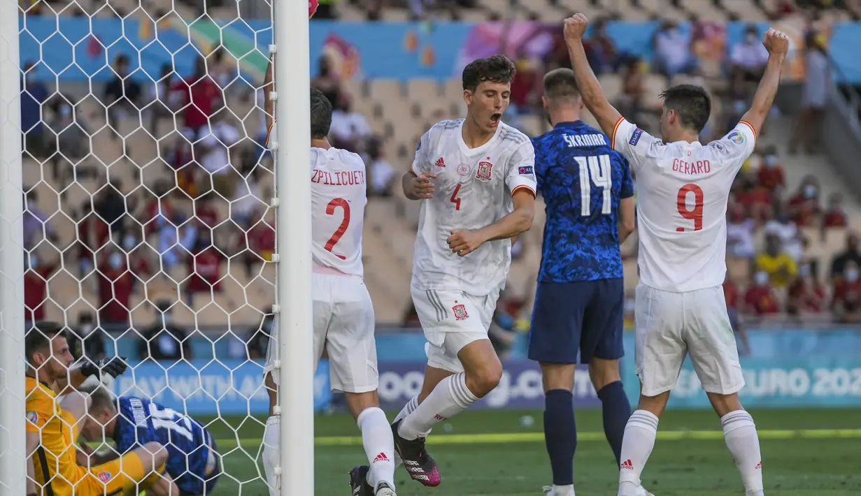 Spanyol menutup pesta golnya ke gawang Slovakia pada menit ke-71 melalui gol bunuh diri gelandang Slovakia, Jurac Kucka. Spanyol unggul 5-0 dan bertahan hingga laga usai dan memastikan lolos ke babak 16 Besar sebagai runner-up Grup E di bawah Swedia. (Foto: AP/Pool/Thanassis Stavrakis)