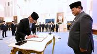 Tampak, Mochamad Irfan Yusuf saat menandatangani nota pelantikan sebagai Menteri Haji dan Umrah. (Foto: Biro Pers Istana Kepresidenan)