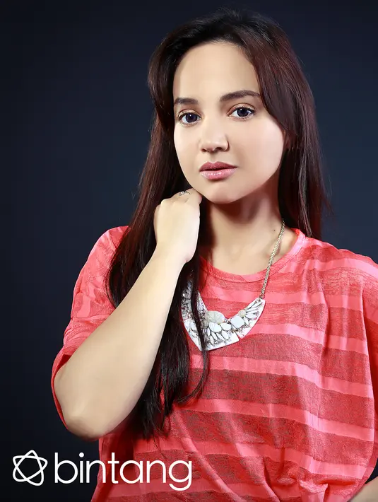 "Sebelum meninggal papa bilang jangan malu menggunakan nama Simperler di belakang nama saya. Awalnya saya risih karena banyak yang suka terpeleset menyebutkan nama itu," kata Angelica. (Galih W.Satria, Digital Imaging: Muhammad Iqbal Nurfajri/Bintang.com)