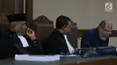 Mantan Hakim Mahkamah Konstitusi, Patrialis Akbar (kanan) saat sidang permohonan PK ke Mahkamah Agung di Pengadilan Negeri Jakarta Pusat, Kamis (8/11). Sidang beragenda pengajuan bukti baru yang diajukan pemohon. (Liputan6.com/Helmi Fithriansyah)