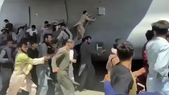 Momen Warga Afghanistan Rebutan Naik Pesawat Militer AS