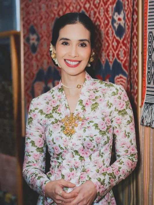 Marsha Timothy tampil mengenakan kebaya kutu baru dengan motif bunga dihiasi bros emas serta aksesori kalung mutiara. [@marshatimothy]