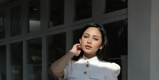 Kali ini Rachell Vennya kenakan crop blazer dan maxi dress putih, hadirkan pesona gaya yang begitu elegan. [Foto: instagram/ Rachel Vennya]