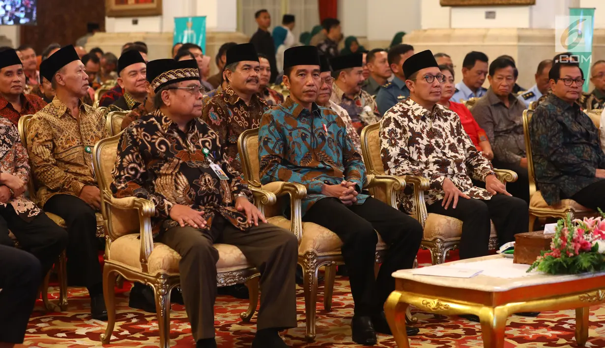 Presiden Joko Widodo (kedua kiri) didampingi Menteri Agama Lukman Hakim Saifuddin ketika menyerahkan zakat mal di Istana Negara, Jakarta, Kamis (16/5/2019). Jokowi bersama para menteri, kepala lembaga, hingga direksi BUMN melakukan pembayaran zakat mal melalui Baznas. (Liputan6.com/Angga Yuniar)