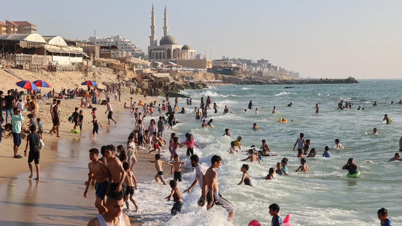 Warga Palestina Menikmati Liburan Musim Panas di Pantai Beit Lahia