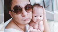Ekspresi Ringgo dan sang buah hati, Baby Bjorka, saat pose bareng kocak banget. (instagram.com/sabaidieter)
