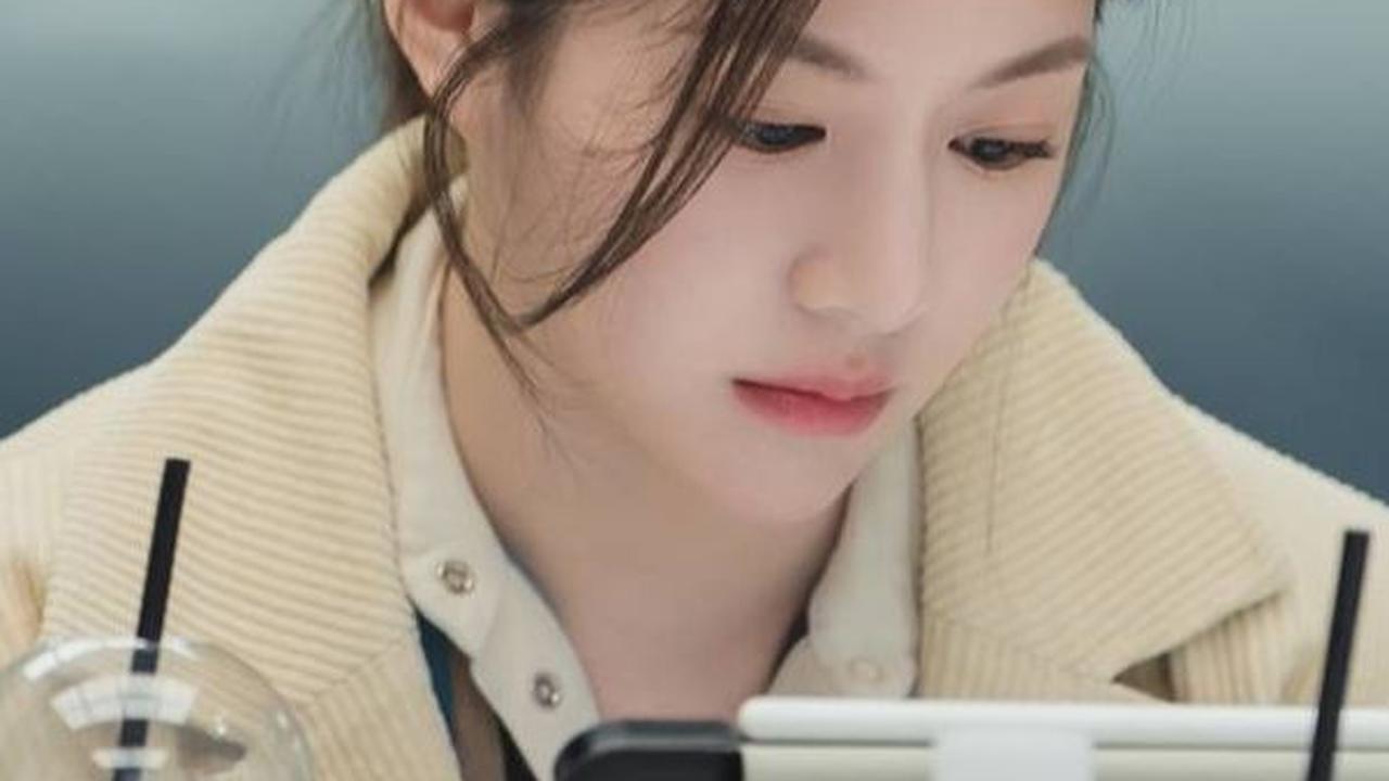 Go Yoon Jung, berusia 26 tahun, memulai debutnya dalam drama Korea pada 2019 dan telah meraih popularitas melalui perannya di "Sweet Home" dan "Law