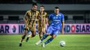 Pemain Persib Bandung, Ezra Walian (kanan), mengontrol bola dibayangi pemain Dewa United dalam pertandingan lanjutan pekan ketiga BRI Liga 1 2023/2024 yang berlangsung di Stadion Gelora Bandung Lautan Api, Jawa Barat, Jumat (14/7/2023). (Bola.com/Bagaskara Lazuardi)