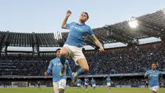 Pemain Napoli, Scott McTominay melakukan selebrasi setelah mencetak gol cepat pada detik ke-25 saat laga lanjutan Liga Italia 2024/2025 melawan Como yang berlangsung di Stadion Diego Armando Maradona, Naples, Italia, Jumat (04/10/2024) WIB. (AP Photo/LaPresse/Alessandro Galofaro)