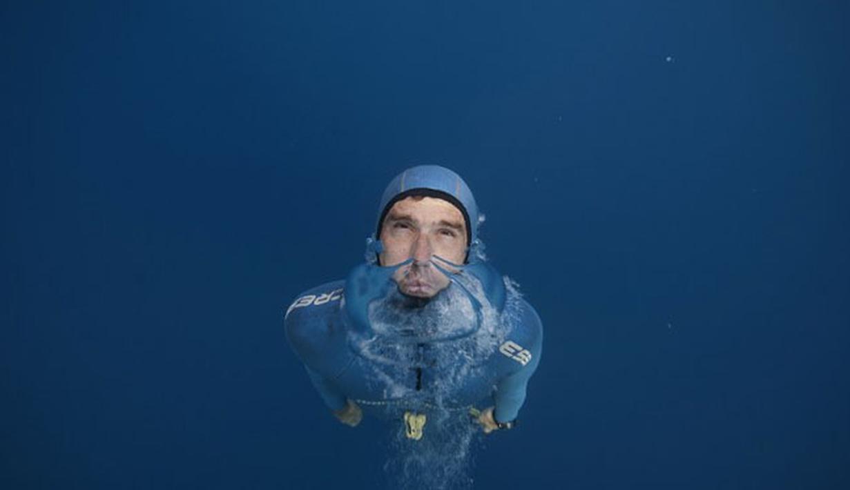 Penyelam asal Perancis Guillaume Nery terlihat menyelam  selama sesi latihan di di laut Mediterania, Nice, Perancis,  (18/7/ 2015). Ia adalah seorang freediver Perancis yang mengkhususkan diri dalam Constant freediving. (AFP PHOTO/Boris Horvat)