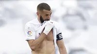 Striker Real Madrid, Karim Benzema, tampak lesu meski berhasil menaklukkan Villarreal pada laga Liga Spanyol di Stadion Alfredo di Stefano, Sabtu (22/5/2021). Real Madrid menang dengan skor 2-1. (AP/Pablo Morano)