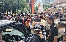 Ramai-Ramai, Mahasiswa UNM Adang Mobil Sekjen Kemendiktisaintek