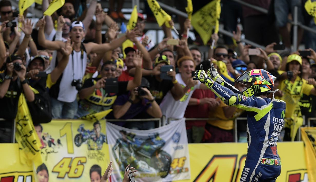 Selebrasi pebalap Movistar Yamaha, Valentino Rossi, di depan pendukungnya setelah finis kedua MotoGP Argentina di Sirkuit Autodromo Termas de Rio Hondo, Senin (4/4/2016) dini hari WIB. (AFP/Juan Mabromata)