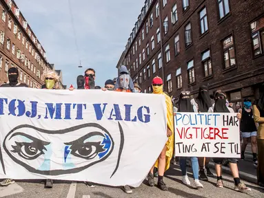 Demonstran melakukan protes larangan penggunaan cadar di Kopenhagen, Denmark, Rabu (1/8). Aksi tersebut mengecam kebijakan pemerintah Denmark yang memberlakukan larangan penggunaan cadar di tempat umum. (Mads Claus Rasmussen/Ritzau Scanpix via AP)