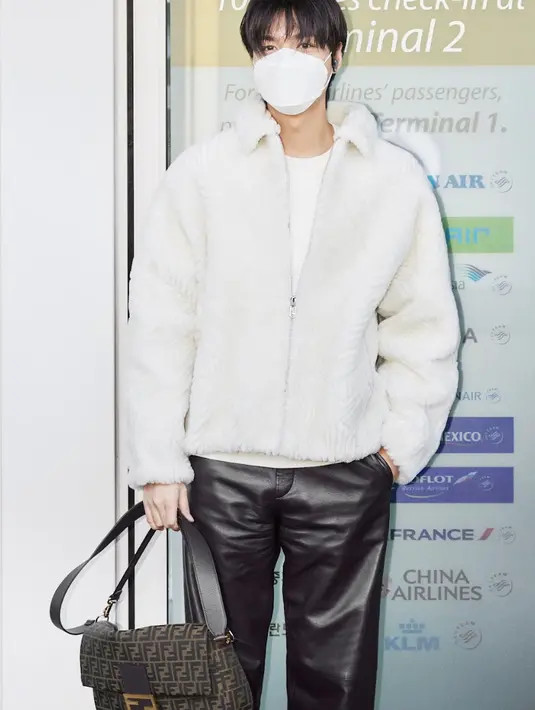 Mnegenakan Fendi bag, lee Min Ho padukan outfitnya dengan jaket dan leather pants, sebuah gaya minimalis yang penuh aksi.  [Foto: Instagram/ Lee Min Ho]