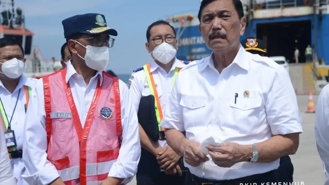 Menko Luhut didampingi Menteri Perhubungan Budi Karya Sumadi meninjau langsung Pelabuhan Patimban