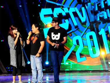 Vokalis Wali Fa’ank (tengah)  saat melakukan gladi resik untuk acara  SCTV Music Awards 2015, Jakarta, Rabu (6/5/2015). Sejumlah musisi dan aktris tanah air dipastikan akan memeriahkan acara tersebut.  ( Liputan6.com/Faisal R Syam)