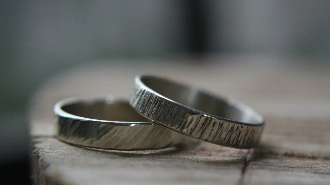 Cincin Emas Putih