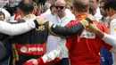 Philippe Bianchi (tengah), ayah Jules Bianchi, bersama para pebalap F1 mengheningkan cipta selama satu menit sebelum memulai balapan. (Reuters/Laszlo Balogh)