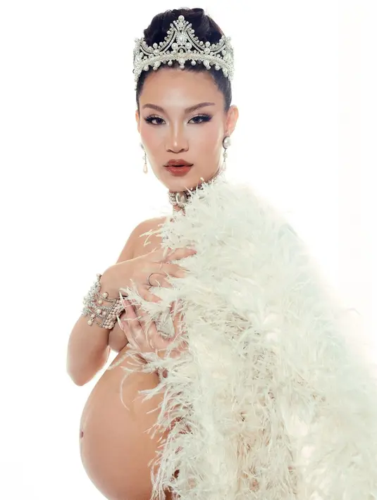 Patricia Gouw tampil bak ratu kerajaan dengan mahkota mutiara dan outer bulu sambil pamer baby bump [@patriciagouw]