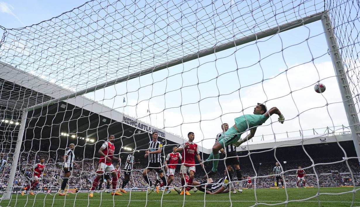 Penjaga gawang Newcastle United, Nick Pope (kiri), berhasil menghalau bola dari serangan pemain Arsenal dalam laga pekan ke-35 Premier League 2022/2023 yang berlangsung di St James Park, Minggu (7/5/2023). (AP Photo/Jon Super)