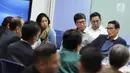 Calon wakil presiden Sandiaga Salahuddin Uno berdialog dengan direksi SCTV saat di Kantor SCTV, Jakarta, Kamis (20/9). Sandiaga maju sebagai calon wakil presiden dari calon presiden Prabowo Subianto pada Pilpres 2019. (Liputan6.com/Herman Zakharia)