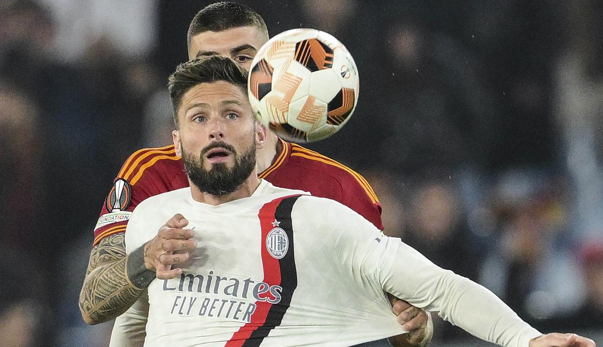 Pemain AC Milan, Olivier Giroud, berebut bola dengan pemain AS Roma, Gianluca Mancini pada leg kedua perempat final Liga Europa di Stadion Olimpico, Roma, Jumat (19/4/2024). (AP Photo/Andrew Medichini)