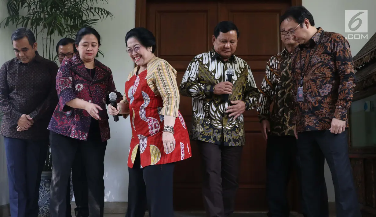 Ketua Umum PDIP, Megawati Soekarnoputri (ketiga kiri) bersama Ketua Umum Partai Gerindra, Prabowo Subianto (kedua kanan) jelang memberi keterangan terkait pertemuan dan makan siang bersama di kediaman Megawati di Jalan Teuku Umar, Jakarta, Rabu (24/7/2019). (Liputan6.com/Helmi Fithriansyah)