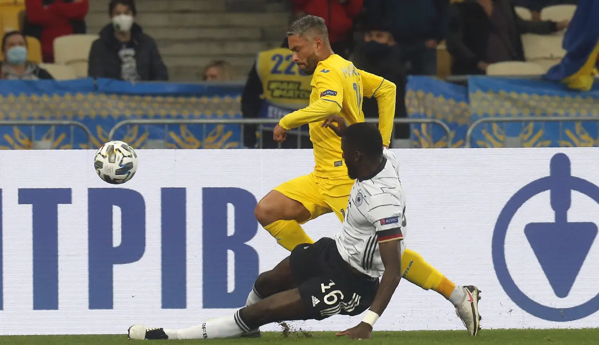 Pemain Ukraina, Marlos berusaha melewati bek Jerman, Antonio Rudiger pada pertandingan  UEFA Nations League di Stadion Olimpiyskiy di Kyiv, Ukraina, Sabtu (10/10/2020). Jerman menang 2-1 atas Ukraina. (AP Photo/Efrem Lukatsky)
