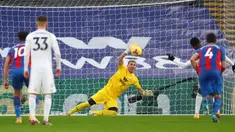 Kiper Crystal Palace, Vicente Guaita berhasil menepis eksekusi penalti striker Leicester City, Kelechi Iheanacho dalam laga lanjutan Liga Inggris 2020/21 pekan ke-16 di Selhurst Park, Senin (28/12/2020). Crystal Palace bermain imbang 1-1 dengan Leicester City. (AFP/Marc Atkins/Pool)
