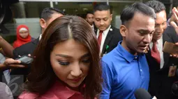 Presenter Ruben Onsu dan Sarwendah saat tiba di Rumah Sakit Cipto Mangunkusumo, Jakarta, pada Rabu (19/4). Kedatangan Ruben  dan istri untuk menjenguk Julia Perez yang dikabarkan dalam kondisi kritis. (Liputan6.com/Herman Zakharia)