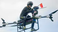 Seorang pria bernama Zhao Deli, telah menciptakan motor terbang dengan berbentuk drone raksasa yang disebut Jin Dou You. (Ride Apart)